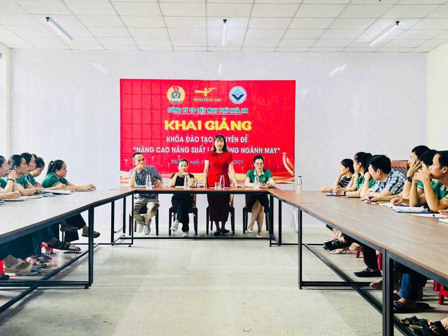 Training courses on "Improving labor productivity in the garment industry" are organized for union members and workers. Photo: Provided by the Industry Union