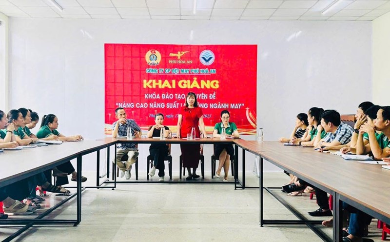 Training courses on "Improving labor productivity in the garment industry" are organized for union members and workers. Photo: Provided by the Industry Union