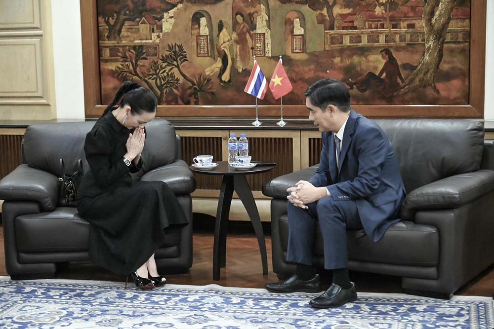 President of the Thai Football Federation Madam Pang met with Ambassador Pham Viet Hung to apologize for the incorrect display of the Vietnamese flag. Photo: FAT