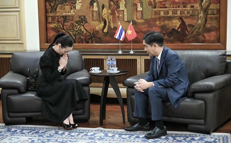 President of the Thai Football Federation Madam Pang met with Ambassador Pham Viet Hung to apologize for the incorrect display of the Vietnamese flag. Photo: FAT