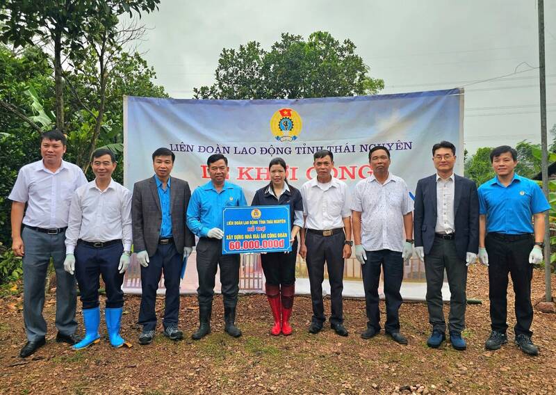 The Thai Nguyen Provincial Federation of Labor presented support for the construction of the Trade Union Shelter. Photo: Pham Kien