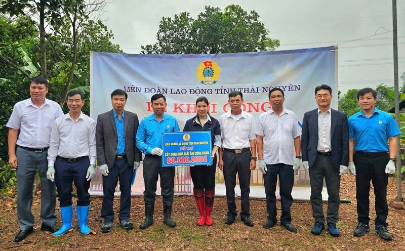 The Thai Nguyen Provincial Federation of Labor presented support for the construction of the Trade Union Shelter. Photo: Pham Kien