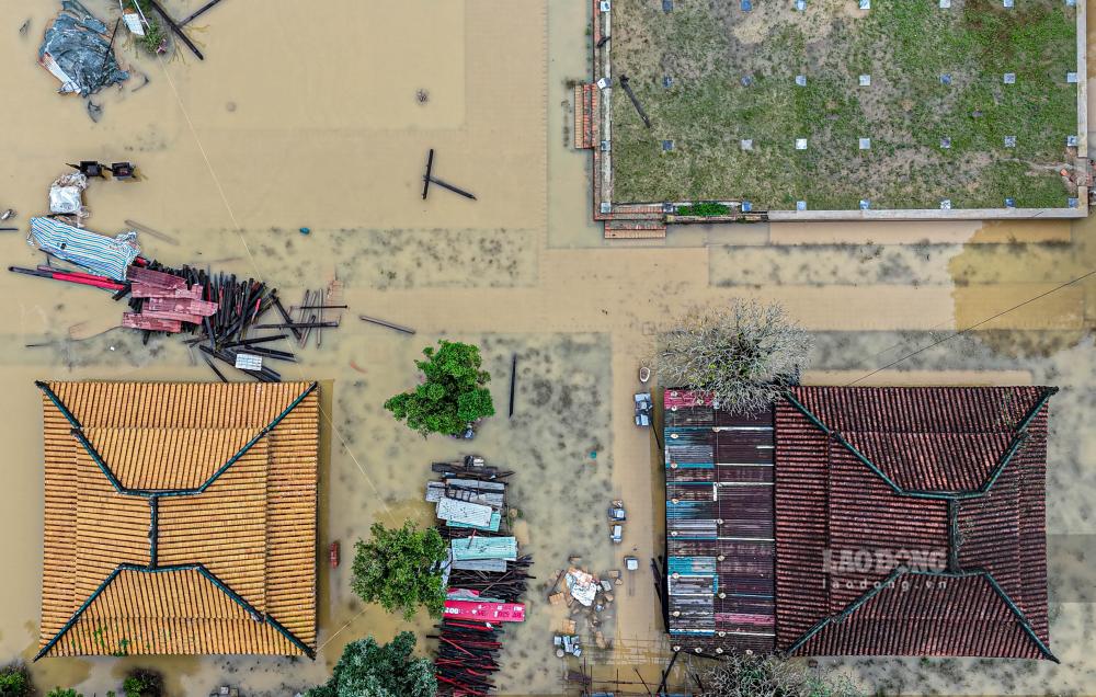 Khu vuc dang thuc hien trung tu Thai To Mieu (noi dat mieu tho cua 9 vi chua Nguyen) bi ngap nang nhat trong Dai Noi, hien nuoc chua rut hoan toan.