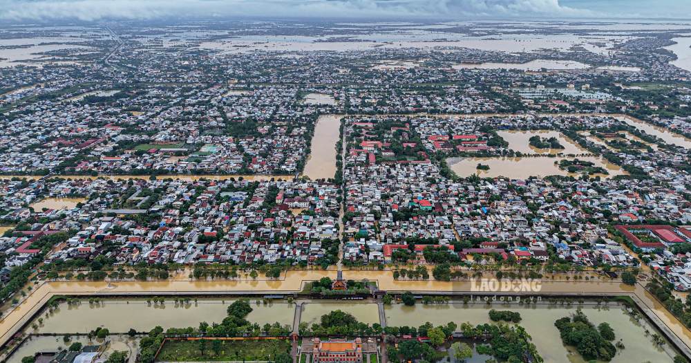 Du nuoc lu o trung tam thanh pho da rut nhung nhieu khu vuc khac o Hue, nuoc lu van con lon, phai mat nhieu ngay de co the rut hoan toan. Theo du bao, mien Trung se tiep tuc co mua lon dien rong tu ngay 30.10-4.11. Nguoi dan can theo doi thong tin thoi tiet, chu dong ung pho voi thien tai.