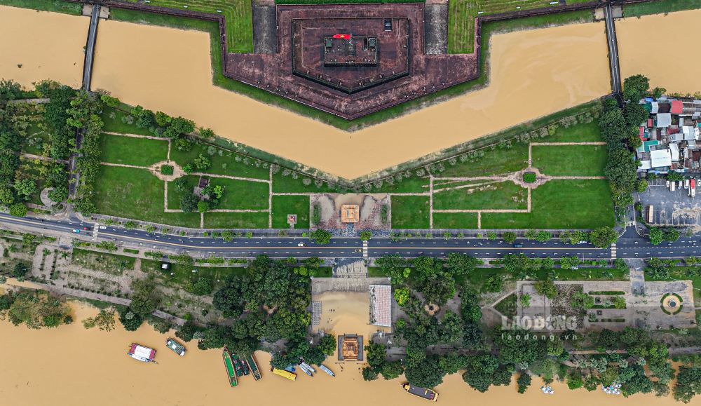 Duong Le Duan phia truoc kinh thanh da thong thoang sau khi nuoc rut, phuong tien da co the di chuyen.