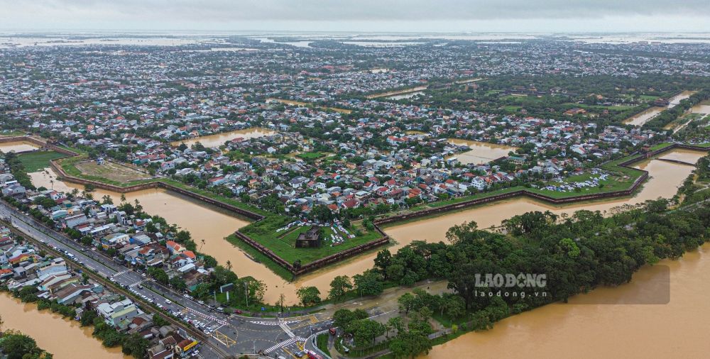 Nuoc o he thong Ho Thanh hao dang rut.