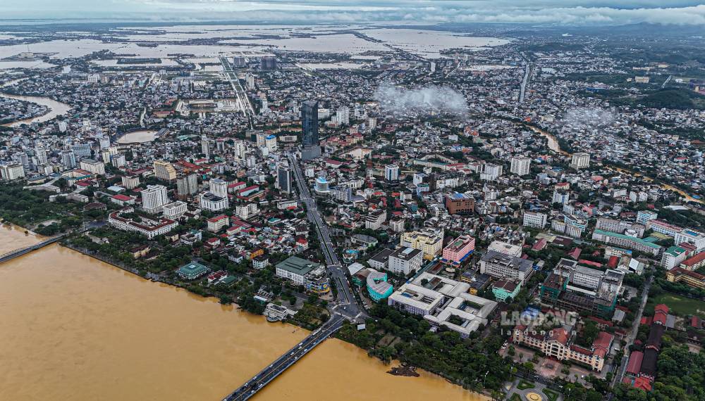 Den ngay 30.10, nuoc lu o nhieu noi tai trung tam thanh pho da rut dang ke. Con lai mot so noi ngap ung, rut cham.