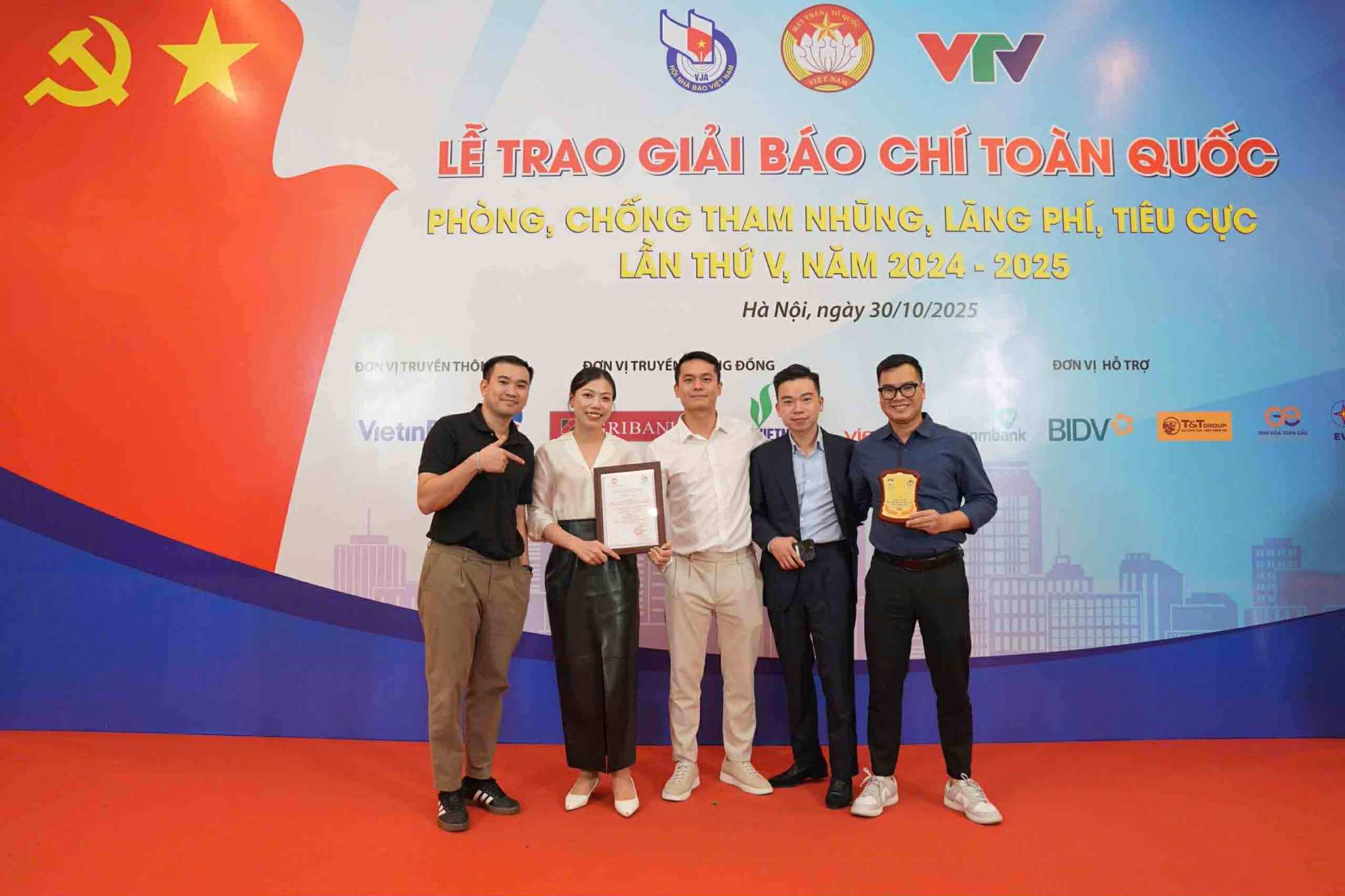 Nhom tac gia Nguyen Tuan Anh, Bui Thi Dieu Thom, Trinh Tung Giang, Pham Vu Linh, Ngo Van Cuong (Bao Lao Dong) doat giai Khuyen khich Giai Bao chi toan quoc phong, chong tham nhung, lang phi, tieu cuc lan thu V, nam 2024-2025. Anh: Huu Chanh