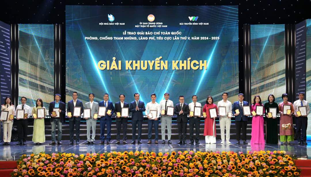 El Sr. Nguyen Dinh Khang - Miembro del Comite Central del Partido - Vicepresidente del Comite Central del Frente de la Patria de Vietnam - Presidente de la Confederacion General del Trabajo de Vietnam y el Sr. Le Quoc Minh - Miembro del Comite Central del Partido - Subdirector del Comite Central de Propaganda y Lucha Popular - Editor en Jefe del Periodico Nhan dan - Presidente de la Asociacion de Periodistas de Vietnam entrega premios de consolacion a autores y grupos de autores incluido el grupo de autores del Periodico Lao Dong. Foto: Huu Chanh