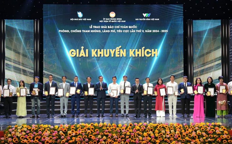 Mr. Nguyen Dinh Khang - Member of the Party Central Committee, Vice Chairman of the Central Committee of the Vietnam Fatherland Front, President of the Vietnam General Confederation of Labor and Mr. Le Quoc Minh - Member of the Party Central Committee, Deputy Head of the Central Propaganda and Mass Mobilization Department, Editor-in-Chief of Nhan Dan Newspaper, Chairman of the Vietnam Journalists Association presented encouragement awards to authors and groups of authors, including the group of authors of Lao Dong Newspaper. Photo: Huu Chanh