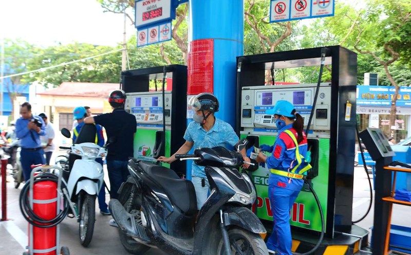 E10 gasoline price is fluctuating from 20,120 - 20,520 VND/liter. Photo: Hai Nguyen