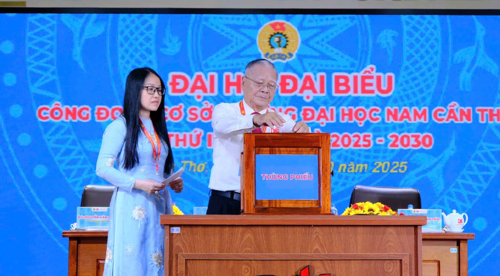 Dai hoi tien hanh bau cu. Anh: My Ly