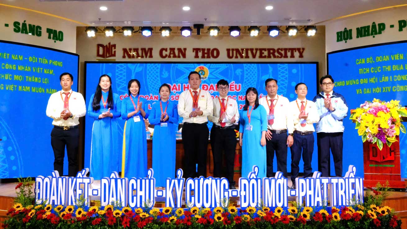 Ban Chap hanh khoa moi ra mat Dai hoi. Anh: My Ly