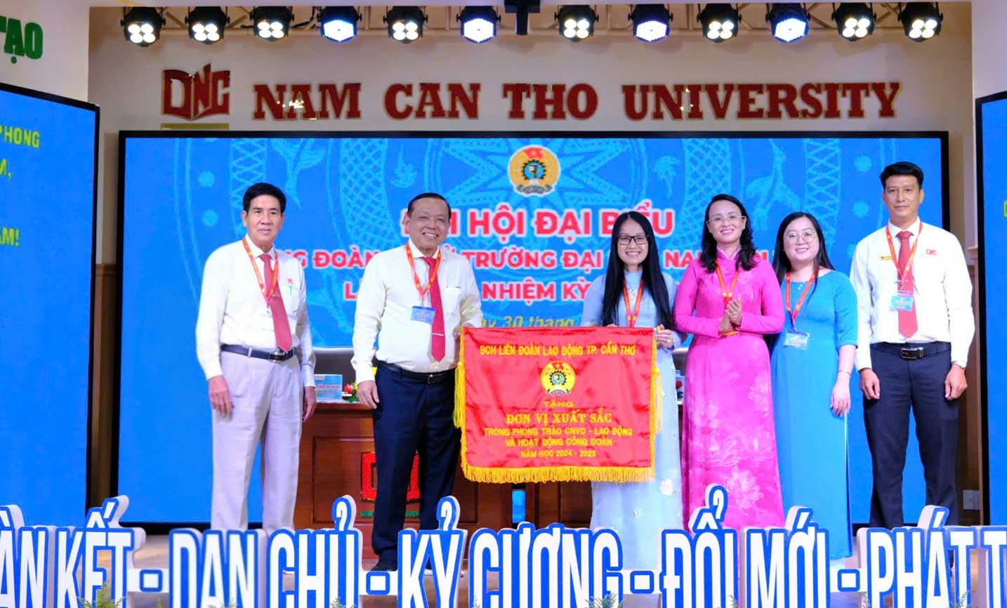 Ban Chap hanh LDLD TP Can tho tang co thi dua cho CDCS Truong Dai hoc Nam Can Tho. Anh: My Ly