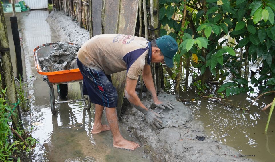 Nguoi dan tich cuc gia co bo bao tam de ngan nuoc tran vao nha. Anh: Phuong Anh