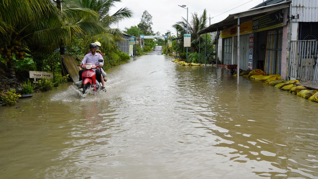 Tuyen duong dan vao xa My Phuoc (TP Can Tho) mot so doan ngap sau trong nuoc. Anh: Phuong Anh