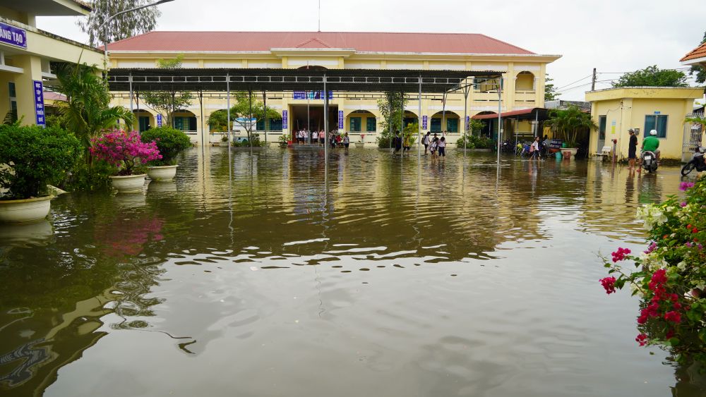 San truong Truong tieu hoc My Phuoc A (xa My Phuoc, TP Can Tho) ngap sau. Anh: Phuong Anh