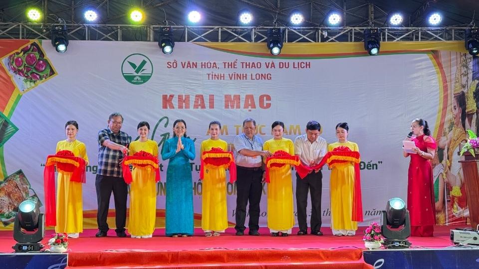 Dai bieu cat bang khai mac Khong gian Am thuc Nam Bo va Trien lam Du lich Ooc Om Boc 2025. Anh: Hoang Loc