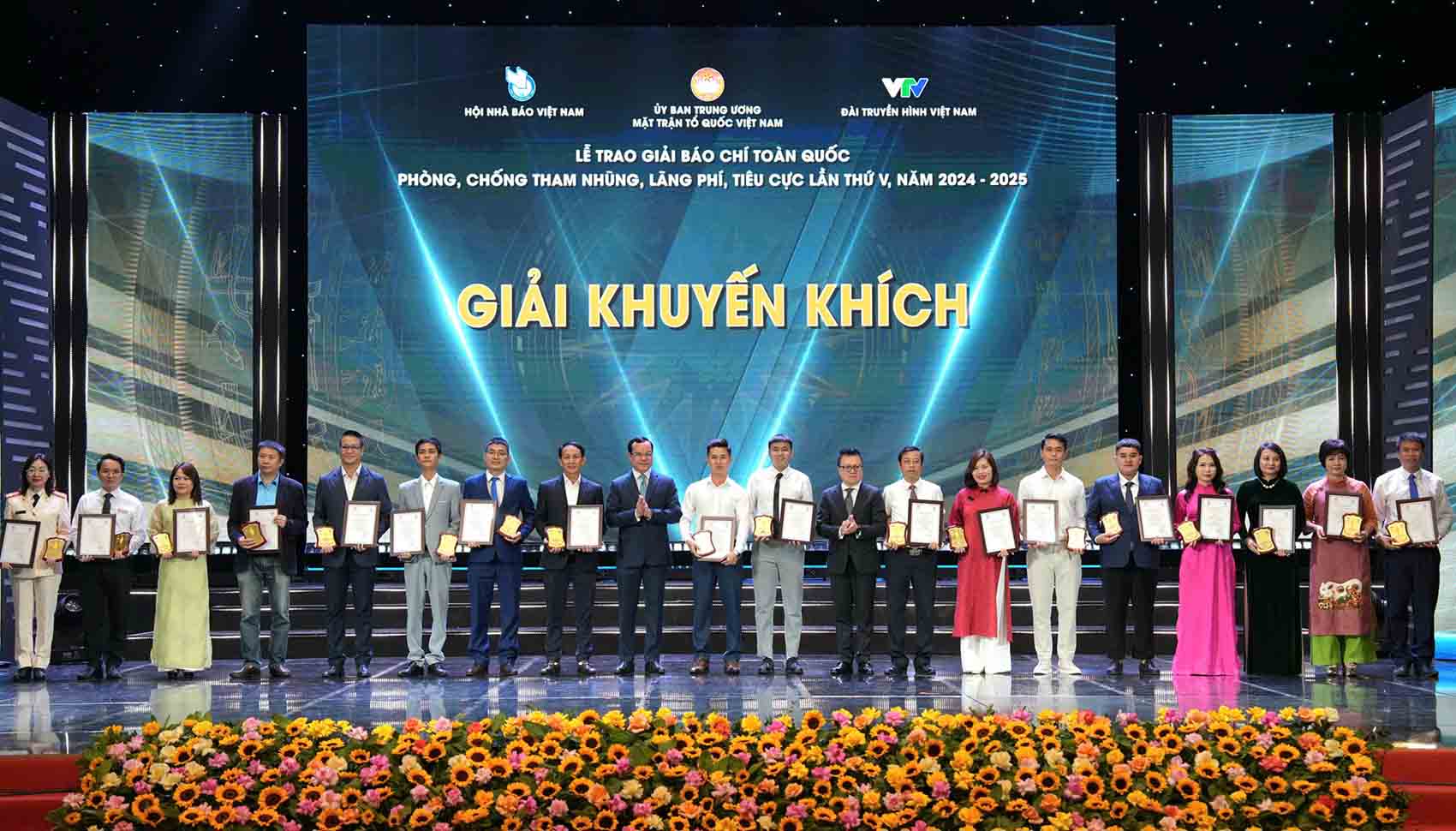 Ong Nguyen Dinh Khang - Uy vien Ban Trung uong Dang, Pho Chu tich Uy ban Trung uong MTTQ Viet Nam, Chu tich Tong LDLDVN trao giai Khuyen khich cho cac tac gia, nhom tac gia doat giai. Anh: Huu Chanh