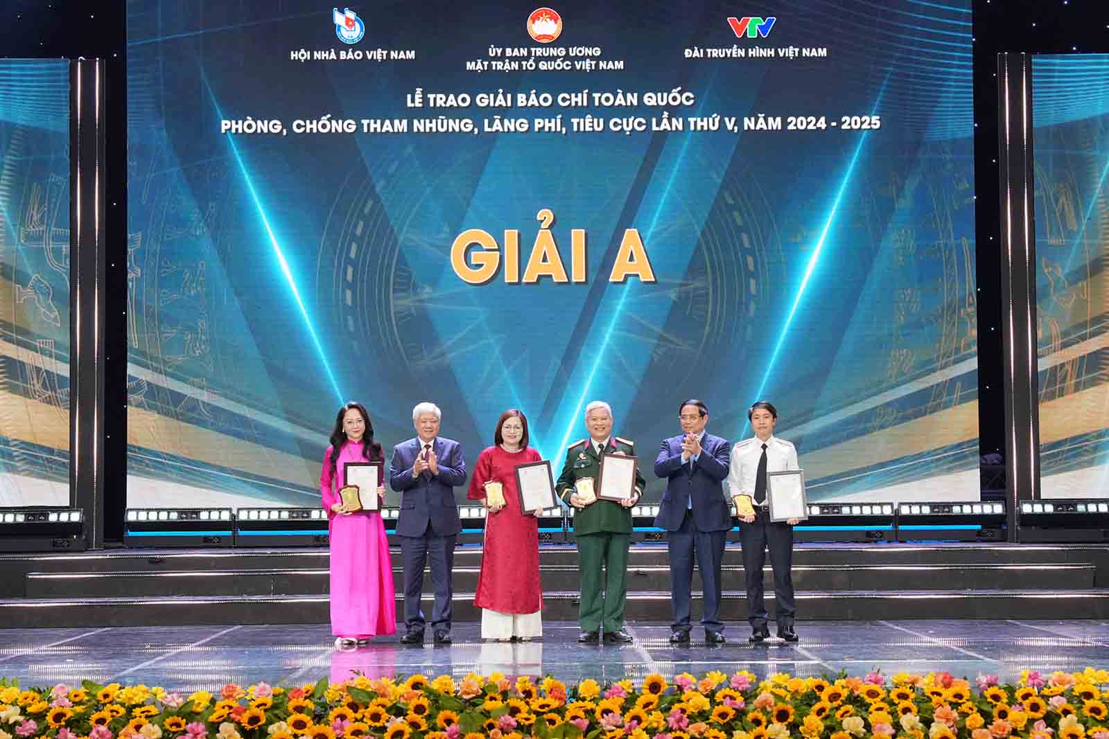 Thu tuong Chinh phu Pham Minh Chinh va Chu tich Uy ban Trung uong Mat tran To quoc Viet Nam Do Van Chien trao giai A cho 4 tac gia, nhom tac gia doat giai. Anh: Huu Chanh