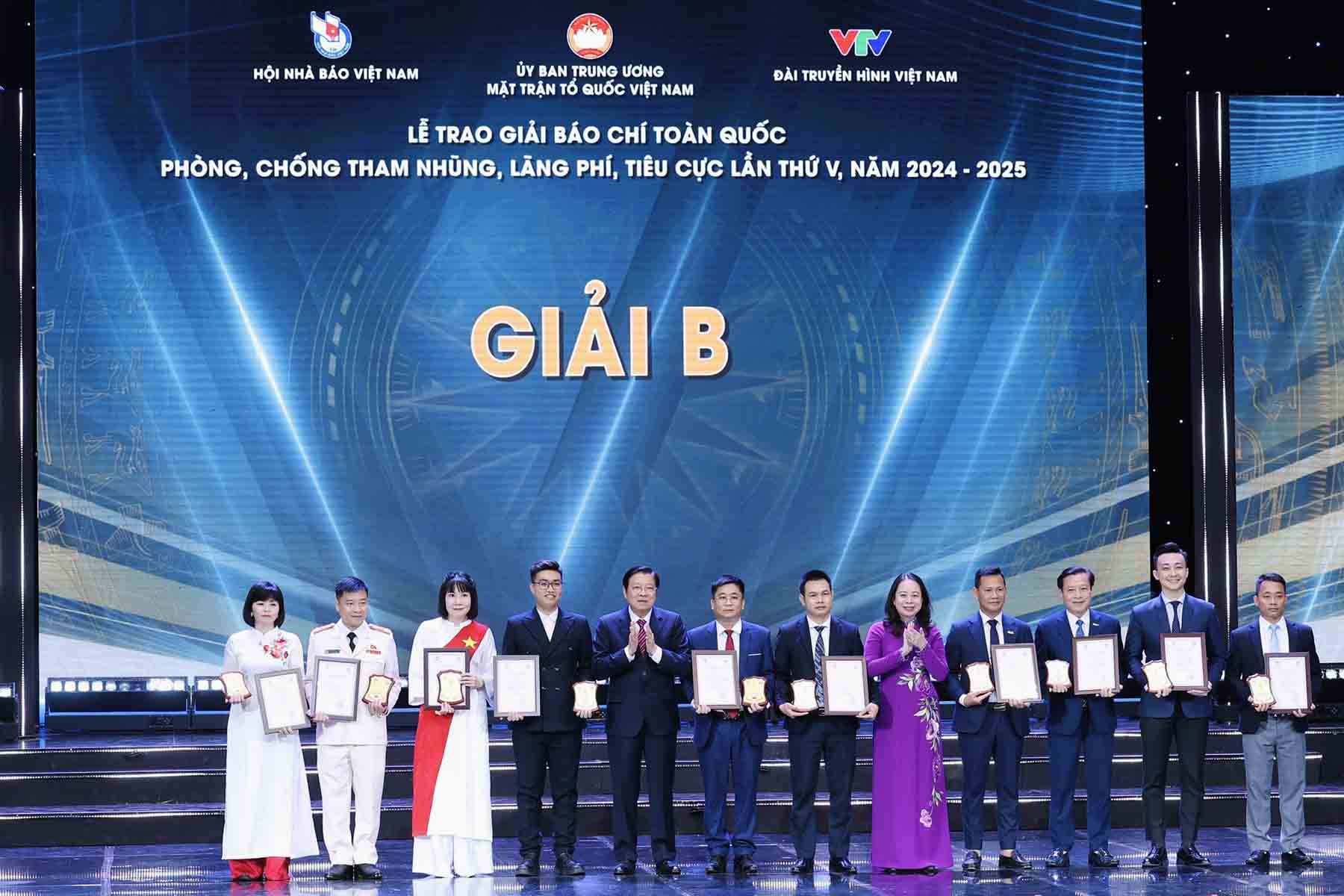 Uy vien Bo Chinh tri, Bi thu Trung uong Dang, Truong Ban Noi chinh Trung uong Phan Dinh Trac va Pho Chu tich nuoc Vo Thi Anh Xuan trao giai B cho cac tac gia, nhom tac gia doat giai. Anh: Huu Chanh