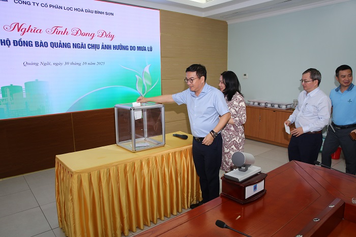 Ban lanh dao Cong ty ung ho dong bao Quang Ngai tai diem phat dong Tru so Cong ty