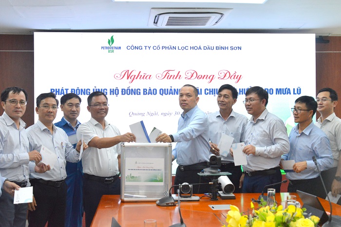 Lanh dao Cong ty, Ban Giam doc Nha may va cac Ban chuc nang ung ho dong bao Quang Ngai tai diem phat dong Toa nha Building A1 - Khu hanh chinh Nha may