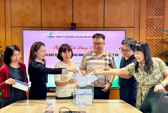 CBNV Chi nhanh BSR tai Ha Noi quyen gop ung ho dong bao tinh Quang Ngai