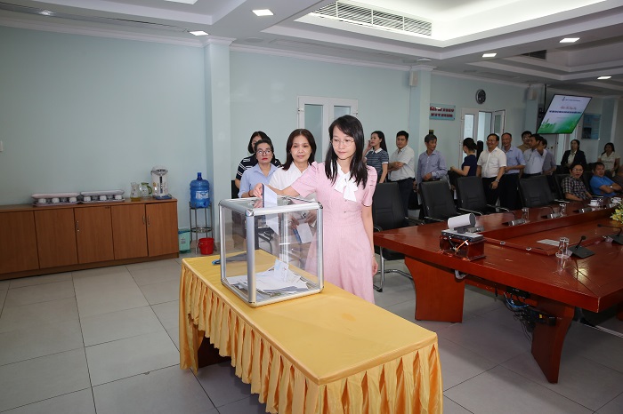 NLD BSR the hien trach nhiem cong dong voi dong bao bi anh huong mua lu