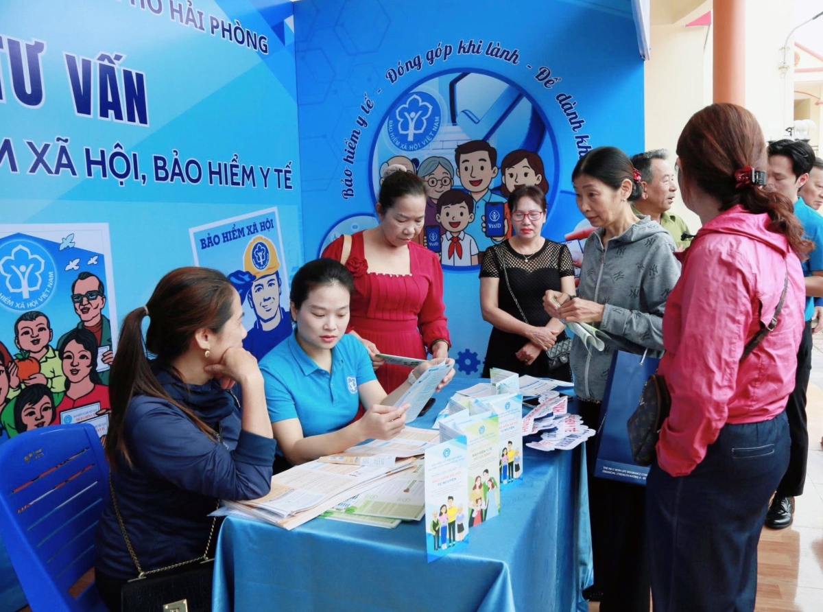Voluntary social insurance and household health insurance policy consultation booth. Photo: Hai Phong City Social Insurance