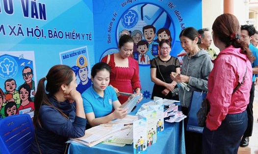Gian hàng tư vấn chính sách BHXH tự nguyện, BHYT hộ gia đình. Ảnh: BHXH TP Hải Phòng