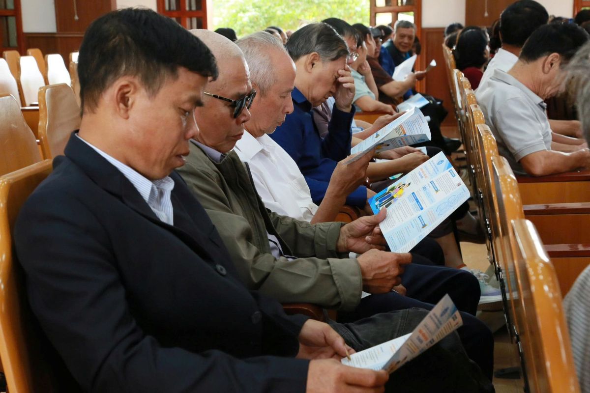 Nguoi lao dong tim hieu ve chinh sach BHXH tu nguyen. Ảnh: BHXH TP Hai Phong