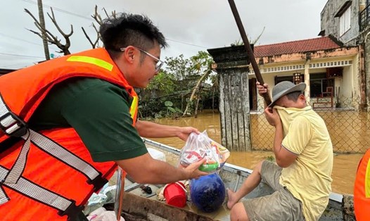 Đà Nẵng là địa phương chịu ảnh hưởng nghiêm trọng nhất tại miền Trung với hơn 76.000 ngôi nhà bị ngập, 7 người thiệt mạng. Ảnh: Trần Thi