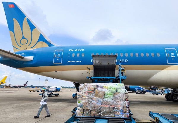 Vietnam Airlines transporte gratuitement des marchandises pour soutenir les zones inondees du centre du Vietnam. Photo : Vietnam Airlines