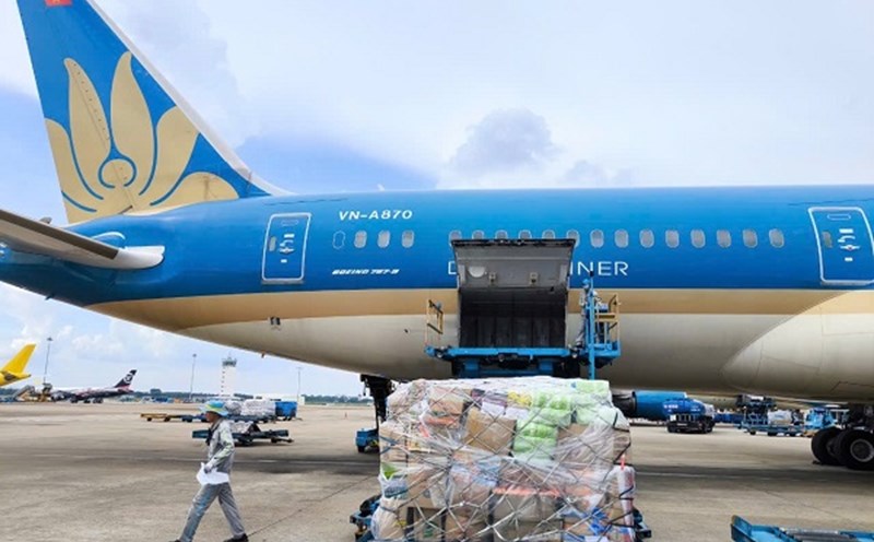 Vietnam Airlines transportes free of charge goods to support flood-affected areas in the Central region. Photo: Vietnam Airlines