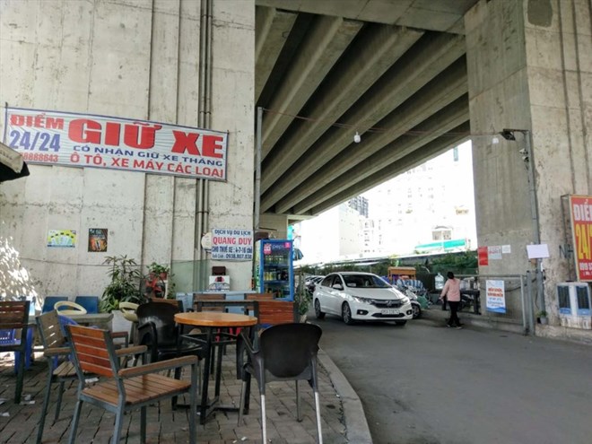 The Phu My Bridge (HCMC) was previously used as a parking lot. Photo: Minh Quan