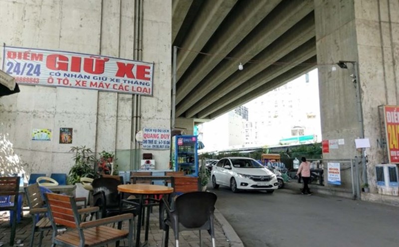 The Phu My Bridge (HCMC) was previously used as a parking lot. Photo: Minh Quan
