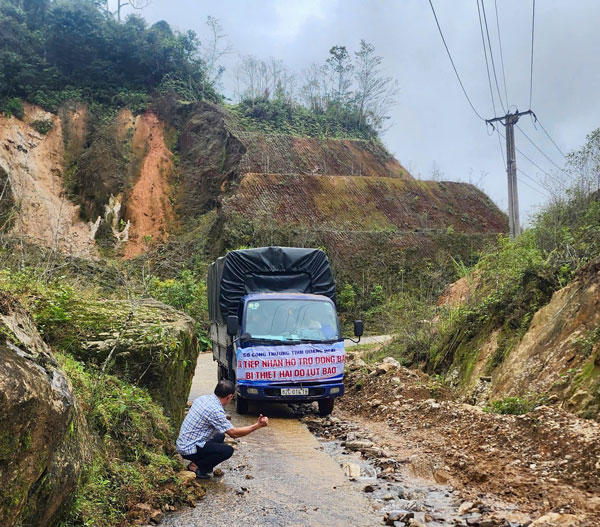 Xe cuu tro vuot duong deo nui doc cao de dua nhu yeu pham vao vung sat lo, ho tro nguoi dan. Anh: Le Thuy