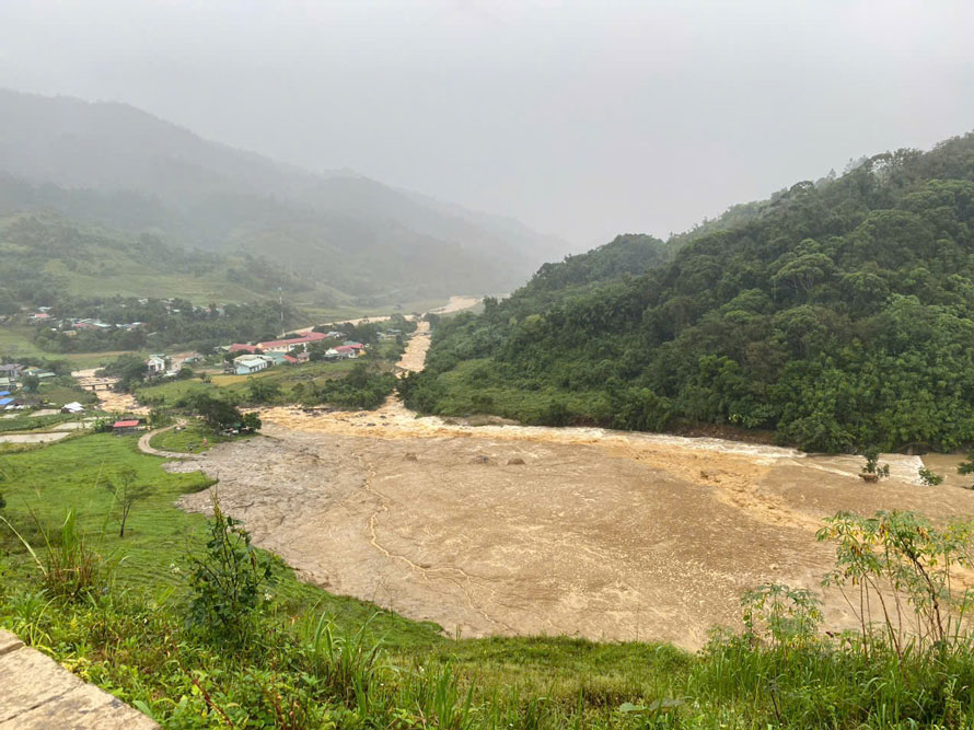 Landslides, thousands of cubic meters of soil and rock spilled down for 3km, isolating hundreds of households in the commune. Photo: Thanh Tuan