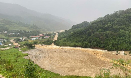 Sạt lở núi, hàng nghìn khối đất đá tràn xuống kéo dài 3km, chia cắt hàng trăm hộ dân trên địa bàn xã. Ảnh: Thanh Tuấn