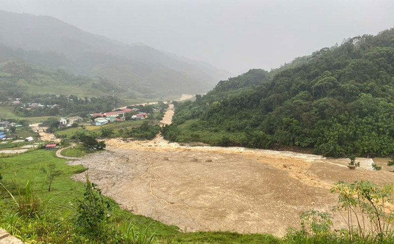 Landslides, thousands of cubic meters of soil and rock spilled down for 3km, isolating hundreds of households in the commune. Photo: Thanh Tuan