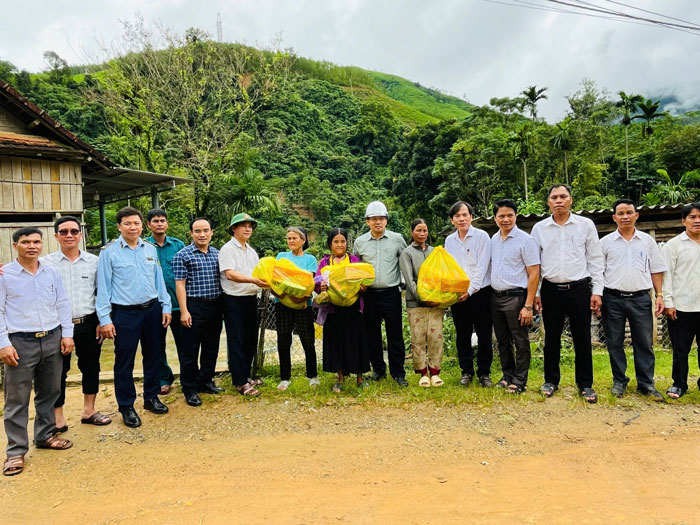 So Cong Thuong tinh Quang Ngai ho tro nguoi dan sau mua lu. Anh: Le Thuy