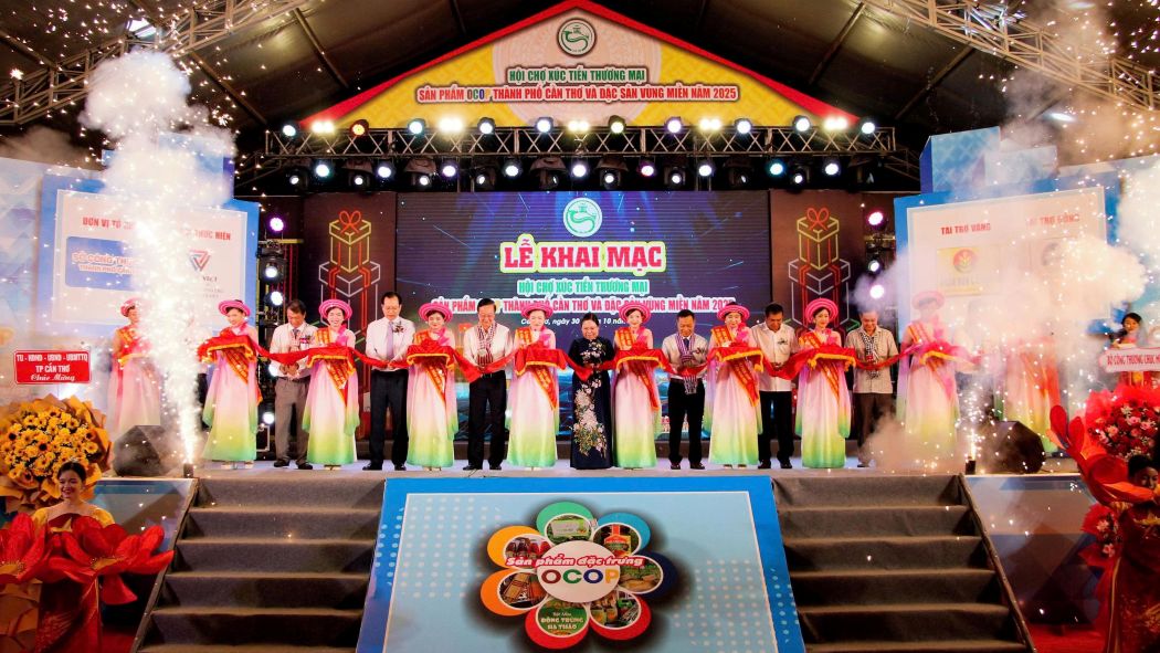 껀터시 당위원회 인민의회 인민위원회 껀터시 산업통상국 지도자들이 2025년 껀터시 OCOP 제품 및 지역 특산품 무역 진흥 박람회 개막 테이프 커팅을 하고 있습니다. 사진: Phuong Anh