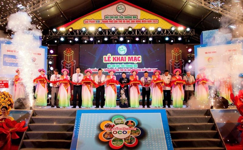 Lideres del Comite del Partido de la Ciudad de Can Tho el Consejo Popular Municipal el Comite Popular del Partido y el Departamento de Industria y Comercio de la ciudad de Can Tho cortan cintas para inaugurar la Feria de Promocion Comercial de Productos OCOP de la ciudad de Can Tho y especialidades regionales en 2025. Foto: Phuong Anh