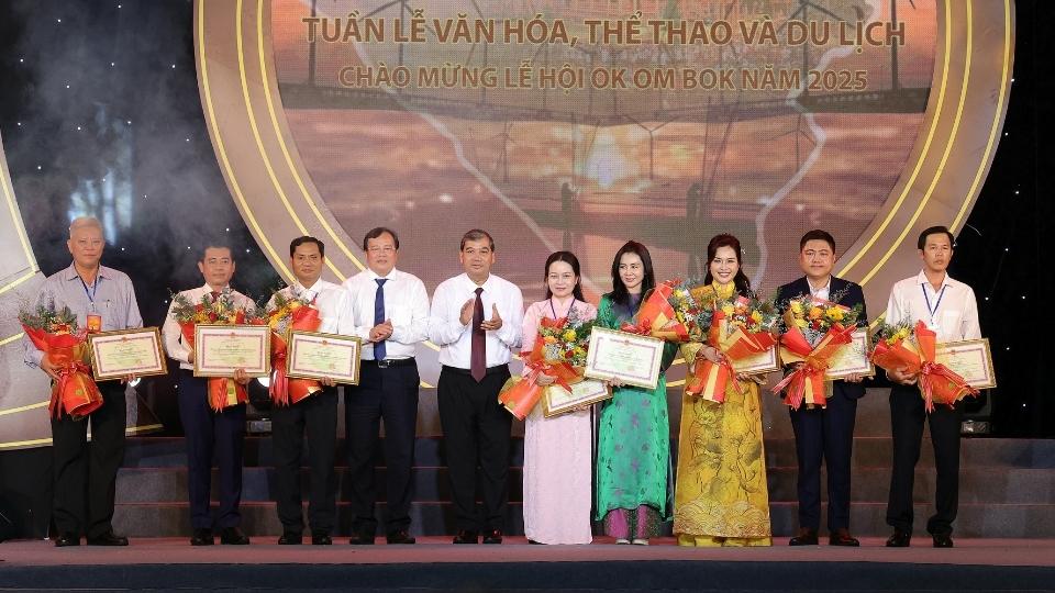 Dai dien Ban To chuc tang hoa cam on don vi tai tro dong hanh cung Tuan le Van hoa, The thao va Du lich chao mung Le hoi Ooc Om Boc 2025. Anh: Hoang Loc