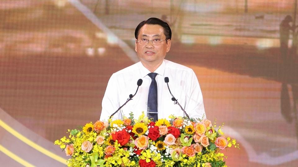 Mr. Nguyen Quynh Thien - Vice Chairman of Vinh Long Provincial People's Committee, Head of the Organizing Committee - delivered the opening speech of the Culture, Sports and Tourism Week to celebrate Ooc Om Boc Festival 2025. Photo: Hoang Loc