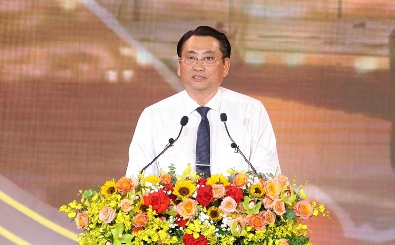 Mr. Nguyen Quynh Thien - Vice Chairman of Vinh Long Provincial People's Committee, Head of the Organizing Committee - delivered the opening speech of the Culture, Sports and Tourism Week to celebrate Ooc Om Boc Festival 2025. Photo: Hoang Loc