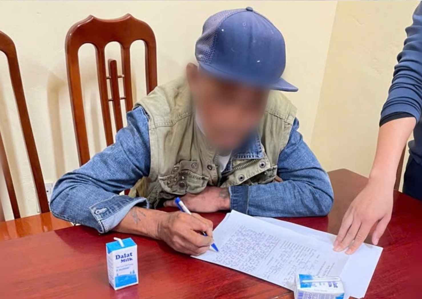 Đối tượng Phạm Quang Thắng tại cơ quan công an. Ảnh: Công an phường Trần Lãm