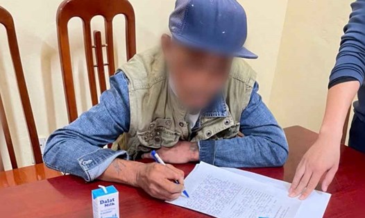 Đối tượng Phạm Quang Thắng tại cơ quan công an. Ảnh: Công an phường Trần Lãm