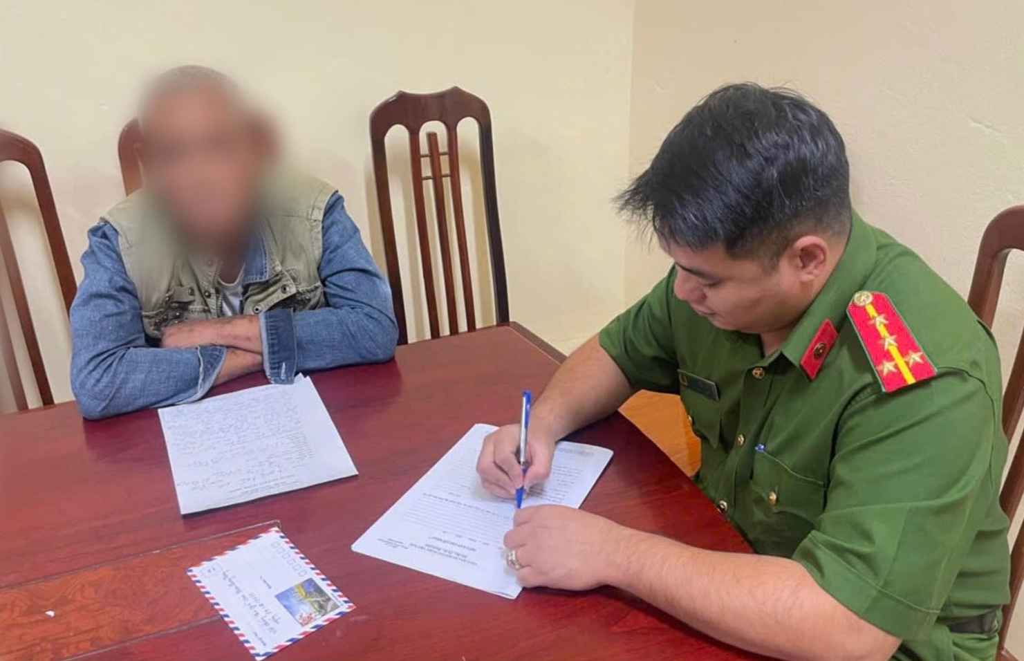 Công an phường Trần Lãm, tỉnh Hưng Yên lập biên bản, tạm giữ hình sự đối tượng Phạm Quang Thắng để điều tra. Ảnh: Công an phường Trần Lãm